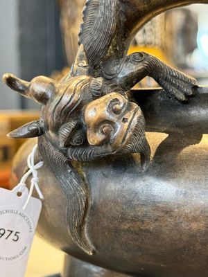 Een groot Chinese bronzen wierookvat op drie poten met 'chilong' handgrepen, Qing Qian Gong 清乾宮 merk, 18e eeuw — foto 6
