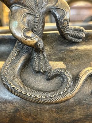 Een groot Chinese bronzen wierookvat op drie poten met 'chilong' handgrepen, Qing Qian Gong 清乾宮 merk, 18e eeuw — foto 7