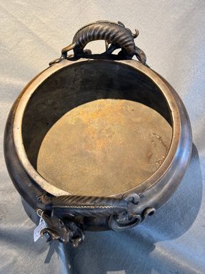 Een groot Chinese bronzen wierookvat op drie poten met 'chilong' handgrepen, Qing Qian Gong 清乾宮 merk, 18e eeuw — foto 8