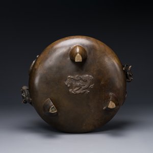 Een groot Chinese bronzen wierookvat op drie poten met 'chilong' handgrepen, Qing Qian Gong 清乾宮 merk, 18e eeuw — foto 5