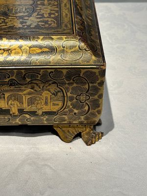 Een groot Chinese Canton zwart lakwerk plateau, drie kistjes en een waaier met verguld decor, 19e eeuw — foto 19
