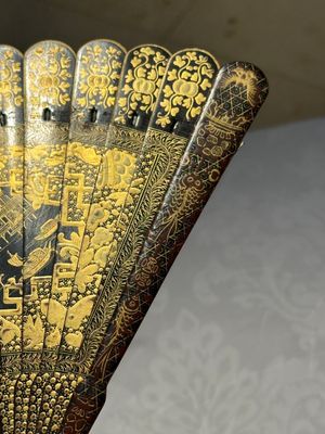 Een groot Chinese Canton zwart lakwerk plateau, drie kistjes en een waaier met verguld decor, 19e eeuw — foto 60