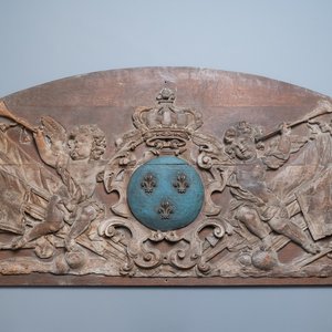 Een groot deels gepolychromeerd eikenhouten paneel met putti en trofeeën rond het koninklijk wapen van Frankrijk, 18e eeuw — foto 1