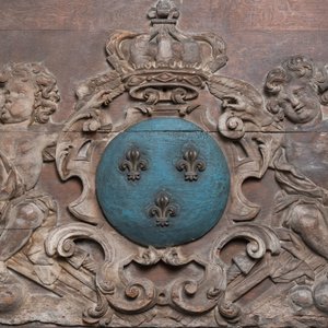 Een groot deels gepolychromeerd eikenhouten paneel met putti en trofeeën rond het koninklijk wapen van Frankrijk, 18e eeuw — foto 2
