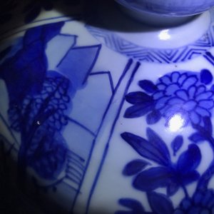 Een groot driedelig Chinees blauwwit kaststel met landschappen en bloemen in vakverdeling, Kangxi — foto 12