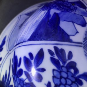 Een groot driedelig Chinees blauwwit kaststel met landschappen en bloemen in vakverdeling, Kangxi — foto 15