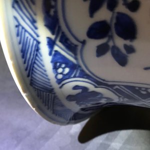 Een groot driedelig Chinees blauwwit kaststel met landschappen en bloemen in vakverdeling, Kangxi — foto 36