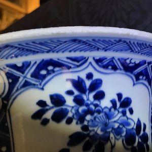 Een groot driedelig Chinees blauwwit kaststel met landschappen en bloemen in vakverdeling, Kangxi — foto 38