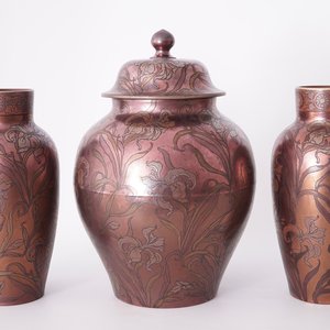 Een groot driedelig kaststel met lusterglazuur, Art Nouveau, Boch Frères Kéramis — foto 1