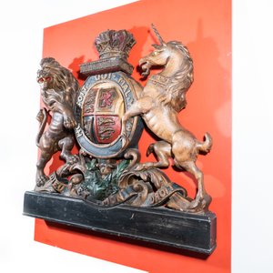 Een groot gepolychromeerd houten koninklijk wapen van het Verenigd Koninkrijk, 19e eeuw — foto 11