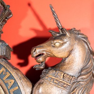 Een groot gepolychromeerd houten koninklijk wapen van het Verenigd Koninkrijk, 19e eeuw — foto 3