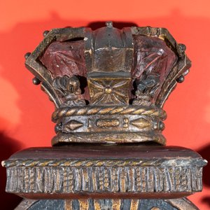 Een groot gepolychromeerd houten koninklijk wapen van het Verenigd Koninkrijk, 19e eeuw — foto 4