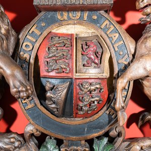 Een groot gepolychromeerd houten koninklijk wapen van het Verenigd Koninkrijk, 19e eeuw — foto 7