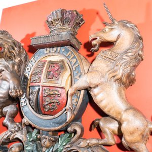 Een groot gepolychromeerd houten koninklijk wapen van het Verenigd Koninkrijk, 19e eeuw — foto 9
