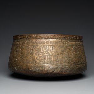 Een groot islamitisch koperen bassin met gegraveerd kalligrafisch decor, wellicht Egypte, 18/19e eeuw — foto 3