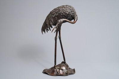Een groot Japans bronzen model van een kraanvogel, Edo, 18/19e eeuw