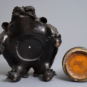 Een groot Japans bronzen model van een tempelleeuw, Edo, 17/18e eeuw — foto 9