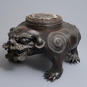 Een groot Japans bronzen model van een tempelleeuw, Edo, 17/18e eeuw — foto 10