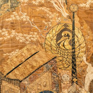 Een groot Japans geborduurd zijden paneel met een feniks, Meiji, 19e eeuw — foto 6