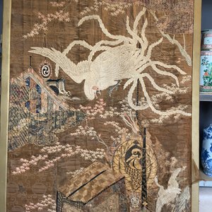 Een groot Japans geborduurd zijden paneel met een feniks, Meiji, 19e eeuw — foto 7