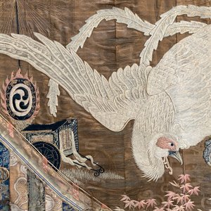 Een groot Japans geborduurd zijden paneel met een feniks, Meiji, 19e eeuw — foto 8