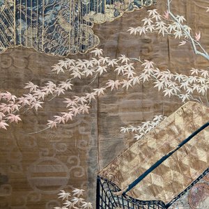 Een groot Japans geborduurd zijden paneel met een feniks, Meiji, 19e eeuw — foto 9