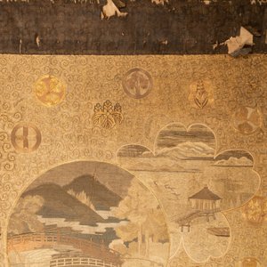 Een groot Japans geborduurd zijden paneel met landschapsmedaillons, Meiji, 19e eeuw — foto 6