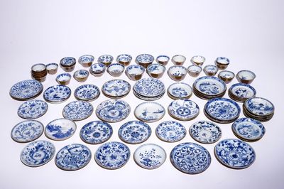 Een groot lot Chinese blauw-witte koppen en schotels met capucijn bruine fondkleur, Kangxi/Qianlong