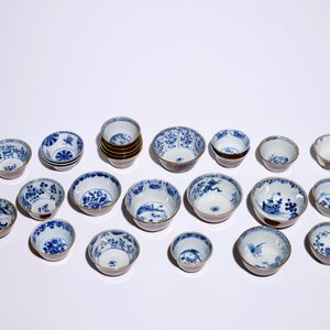 Een groot lot Chinese blauw-witte koppen en schotels met capucijn bruine fondkleur, Kangxi/Qianlong — foto 3