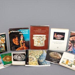 Een groot lot werken over Spaans en Frans aardewerk — foto 1