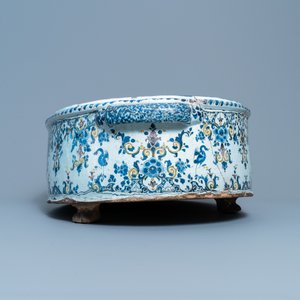 Een groot oval bassin in polychrome Franse faïence met wapendecor, Rouen of Parijs, 18e eeuw — foto 3