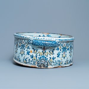 Een groot oval bassin in polychrome Franse faïence met wapendecor, Rouen of Parijs, 18e eeuw — foto 4