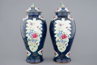 Een groot paar Chinese famille rose op bleu poudré fond dekselvazen, Qianlong, 18e eeuw