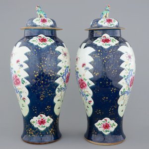 Een groot paar Chinese famille rose op bleu poudré fond dekselvazen, Qianlong, 18e eeuw — foto 3