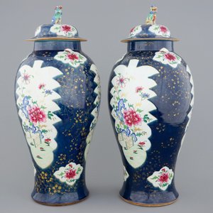 Een groot paar Chinese famille rose op bleu poudré fond dekselvazen, Qianlong, 18e eeuw — foto 4