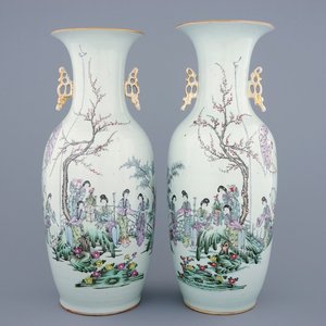Een groot paar Chinese famille rose vazen met dames in een tuin, 19/20e eeuw — foto 1