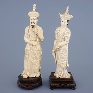 Een groot paar Chinese ivoren keizersfiguren op houten sokkel, ca. 1900 — foto 1