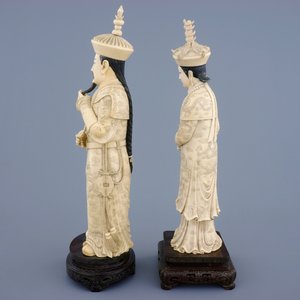 Een groot paar Chinese ivoren keizersfiguren op houten sokkel, ca. 1900 — foto 2