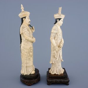 Een groot paar Chinese ivoren keizersfiguren op houten sokkel, ca. 1900 — foto 4