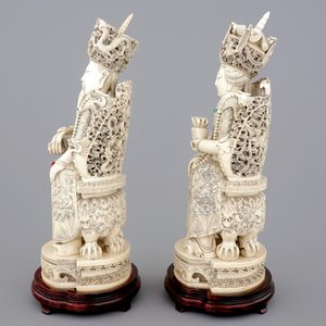 Een groot paar Chinese ivoren keizersfiguren op troon op houten sokkel, ca. 1900 — foto 2