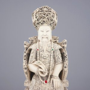 Een groot paar Chinese ivoren keizersfiguren op troon op houten sokkel, ca. 1900 — foto 9