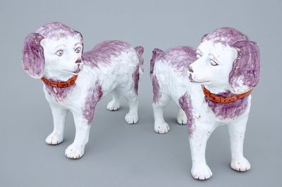 Een groot paar polychrome Delftse Sint-Bernardshonden, 19e eeuw