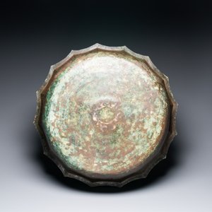 Een groot Seljoek met koper ingelegd bronzen 'Lagan' bassin met inscripties in Koefisch schrift, Iran, 12/14e eeuw — foto 2