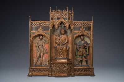 Een groot Spaans verguld en gepolychromeerd houten triptiekretabel met Johannes de Doper, de Maagd Maria en Sint-Rochus, 1e helft 16e eeuw — foto 1