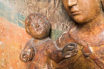 Een groot Spaans verguld en gepolychromeerd houten triptiekretabel met Johannes de Doper, de Maagd Maria en Sint-Rochus, 1e helft 16e eeuw — foto 12