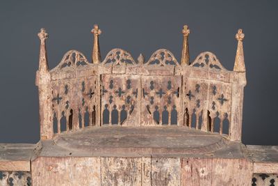 Een groot Spaans verguld en gepolychromeerd houten triptiekretabel met Johannes de Doper, de Maagd Maria en Sint-Rochus, 1e helft 16e eeuw — foto 19