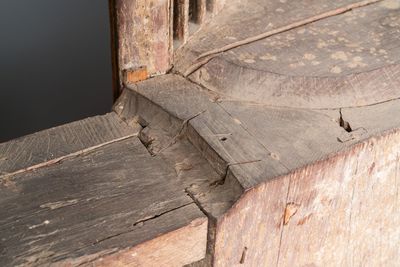 Een groot Spaans verguld en gepolychromeerd houten triptiekretabel met Johannes de Doper, de Maagd Maria en Sint-Rochus, 1e helft 16e eeuw — foto 20