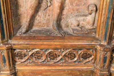 Een groot Spaans verguld en gepolychromeerd houten triptiekretabel met Johannes de Doper, de Maagd Maria en Sint-Rochus, 1e helft 16e eeuw — foto 8