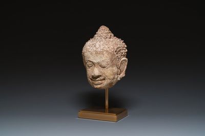 Een groot Thais stucco hoofd van Boeddha, Haripunchai regio, 13e eeuw