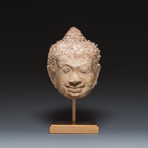 Een groot Thais stucco hoofd van Boeddha, Haripunchai regio, 13e eeuw — foto 2